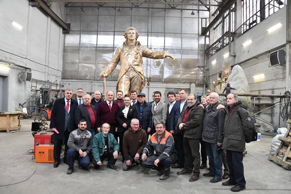 Лидер КПРФ Зюганов установит 6-метровый памятник к выборам в Севастополе