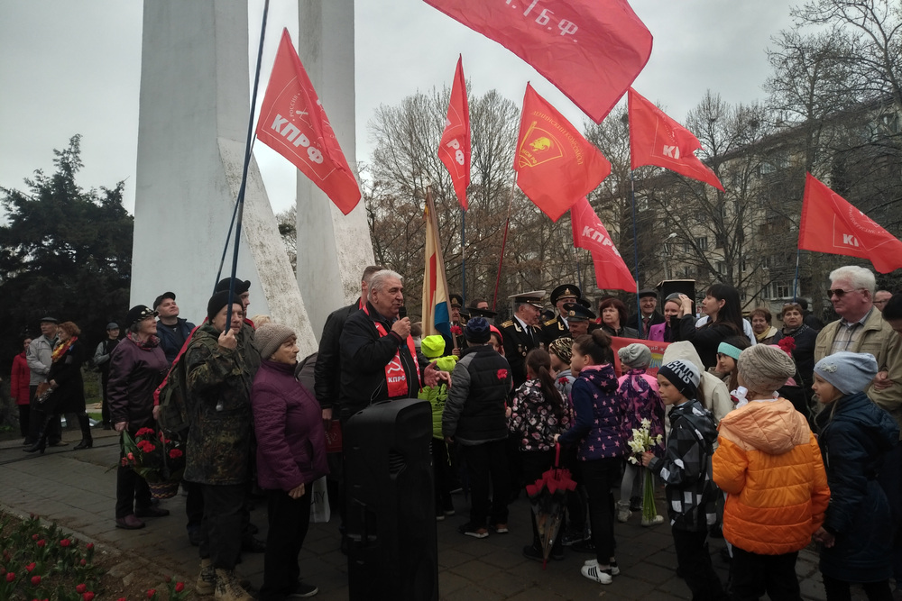 «Антон, ты поверь!»: коммунисты Севастополя спели гимн члену «Единой России»