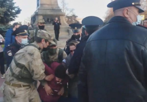 В Севастополе задержали участницу незаконной акции в поддержку Навального