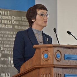 Песчанскую переизбрали на второй срок и напомнили про изъятие девочки в Андреевке