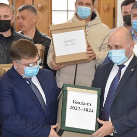 Коробки с проектом бюджета внесли в заксобрание Севастополя
