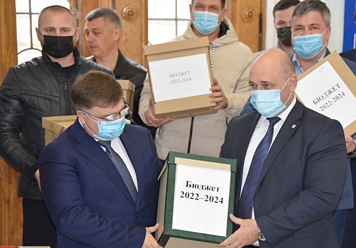 Коробки с проектом бюджета внесли в заксобрание Севастополя