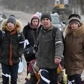 Украинские беженцы с детьми прячутся от властей Севастополя