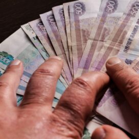 Отказ от индексации зарплат чиновников предварительно одобрили в Госдуме