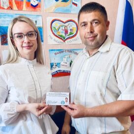 В Севастополе победителю на довыборах в Терновский совет вручили удостоверение депутата