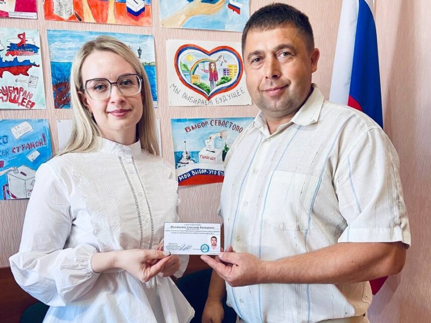 В Севастополе победителю на довыборах в Терновский совет вручили удостоверение депутата