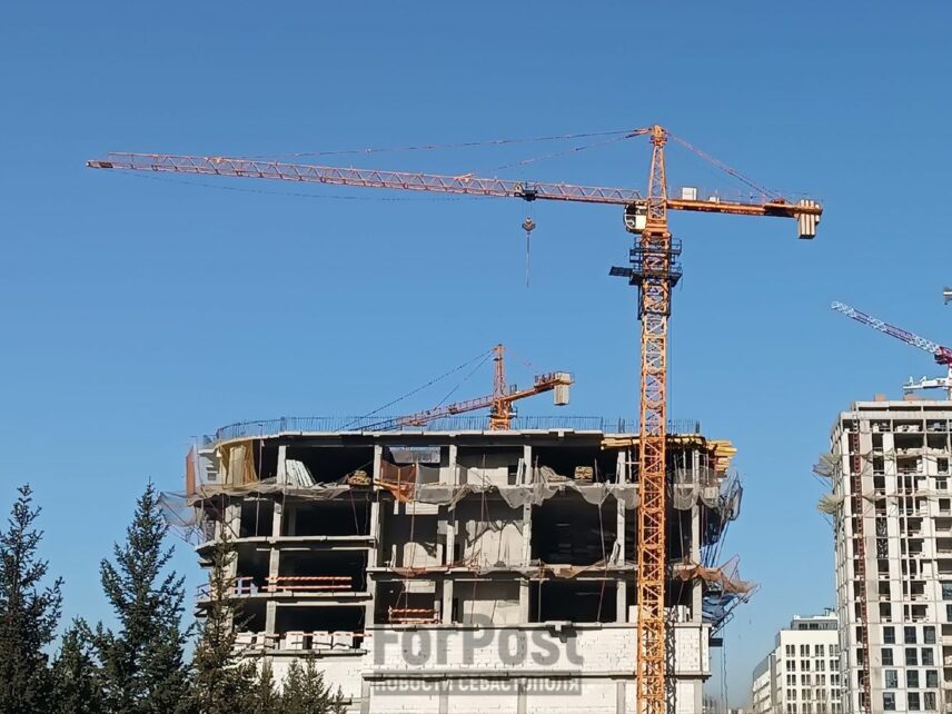 В Севастополе самовольно строить стали больше, а выявили нарушений меньше